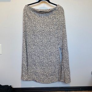 MIDI skirt with slit and button details